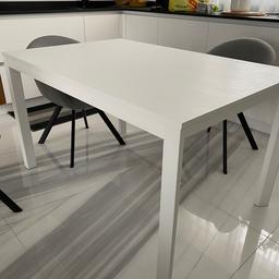 Vendo tavolo in ottime condizioni in legno bianco rettangolare 130 x 85 x75 allungabile fino a 180
Cm.