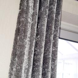 2 pairs of 90x90 crushed velvet curtains in excellent condition.

pick up or can deliver local in Oldham. 

no offers