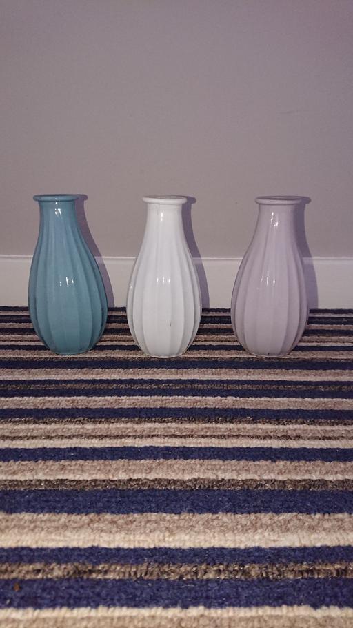 Buy & Sell Derbyshire Erewash - Photos for 3 small matching vases