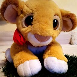 Seltenes Sammlerstück - Baby Simba - König der Löwen. Mattel – Walt Disney Original von 1993. Sehr gut erhaltener Zustand siehe Fotos. Von Pfote und Schwanz abgemessen 40 cm groß. FESTPREIS! KEIN VERHANDELN. (Kein PayPal vorhanden aus privaten Gründen)
++ Privatverkauf, keine Rücknahme oder Garantie ++