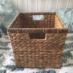 Wicker baskets in good condition.
Good for storage.

Dimensions:
31x31cm
