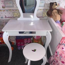 Dressing table & chair.
Comes with the draw also just needs some screws.
Some marks on the table as shown 
Collection only B32,