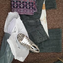 Brand new size 12 French Connection bootcut jeans. Brand new tiger print pumps size 6 and a long top.
Pick up Kirkby.