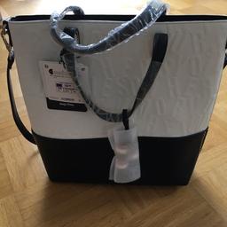 Tolle Handtasche
Maße 33x33
Np 79 Euro
Neu, Etiketten noch drauf
Schwarz/ weiß