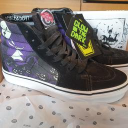 Nightmare Before Christmas Glow In The Dark Van's Size 5.
Limited edition and in perfect condition. Never been worn before and come with original packaging and tags still attached.