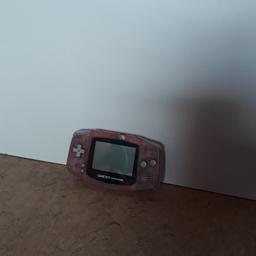 Ich verkaufe hier einen funktionsfähigen Gameboy Advance. Bildschirm funktioniert ohne große Probleme.  Der Ton ist selbst bei voller Lautstärke nicht mehr ganz so laut und die Abdeckung für das Batteriefach fehlt.
Ansonsten ist er in guten Zustand.