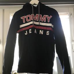 I princip helt ny hoodie från Tommy Hilfiger i strl S, toppen skick☀️
Endast använd nån enstaka gång 
Passar XS o M också
Kan mötas upp i Sollentuna/Stockholmsområdet eller frakta🌸