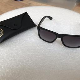 Verkaufe eine Ray Ban Damen Sonnenbrille. Diese wurde nur zweimal getragen, daher befindet sie sich in einem quasi neuwertigen Zustand. Das originale Etui gehört dazu und wird mitgeliefert.