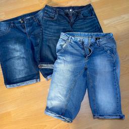 Verkaufe hier 3 kurze Hosen für Jungs, wie neu, helle Jeans geht übers Knie . Helle Jeans an den Taschen mit Destroyd-Effekten.
Versand mit Aufpreis möglich!