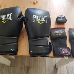 Everlast boxing gloves.
14oz.
barely used.
Hand wraps & unused gum shield.
Great starter kit.