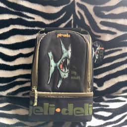 BNWT Jelli Deli lunch bag.
‘Scary Piranha’ design.
2 fully zipped compartments.
Soft grip handle.
Cool insulation lined throughout.
Ideal for September.