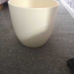 Cream plant pot indoor use only
27cm
Pick up only
B15
No returns