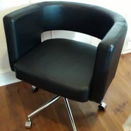 Very comfy club/office chair in black faux leather.
Adjustable in height.
Small scratch on one corner.
From smoke and pet free house in Watford.