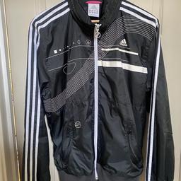 Lightweight Adidas windbreaker with built in zip away hood. Used condition, 2 front zip pockets. Comes in medium, would say it fits more like a large. Having a clear out as got too much stuff.