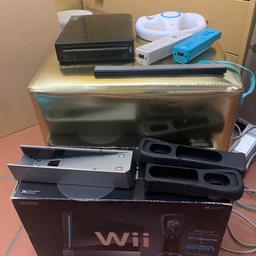 Vendo console Nintendo Wii con due joystick, wii fit plus, volante e custodie in gomma per joystick. 

Consegna a mano.
