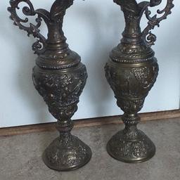 Ett par vackra antika vaser i gott skick. 47 cm längd. Patinerade brons eller koppar!! Inga skador. Trevliga mönster
1800