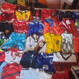 big joblot of football shirts some really good ones sizes from kids to xxxxl ruffy 33 shirts and 2 jackets theres brazil&Nigeria 1994 world cup man utd solskjear 20 special shirt signed histon etc mainly adult shirts.
what you see is what you get selling as joblot 
theres some bobbles,marks,some names missing on back of shirts bit mainly in fairly good condition