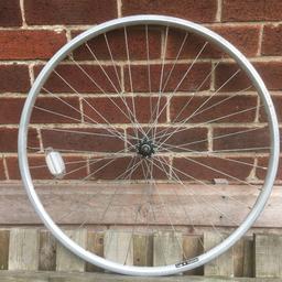 622x 17 c alloy front wheel in good condition
Wheel is straight & in good condition 