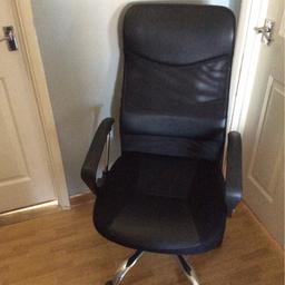 Tilting operator chair, has some marks on arm rest