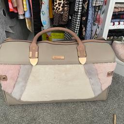 Lovely bag very good condition slight pull (see pics) no wear etc on fluff I’ve taken very good care of it!
Looking for £30
Collection preferred but can get a quote on postage if needed!
I am happy to deliver it to Hinckley/Nuneaton area if asking price or near too is paid please enquire!