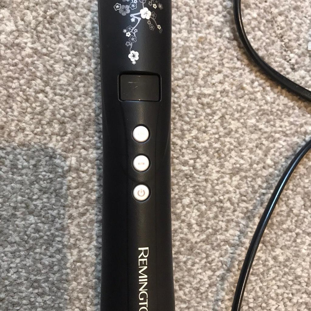 Hi,

Selling brand new Remington Curling Wand.
No box. Remington pouch for storage as pictured.

Happy to post UK.
Welcome to collect from Manchester/Salford.

Open to sensible offers.

Thanks for looking! X