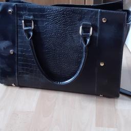 Ladies large black bag
good conditions
available for collection only