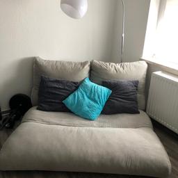Verkaufe eine Couch mit Schlaf Funktion und neuwertig. Neue kostet die Couch bei Höffner 320€. Leider brauchen wir die Couch durch Familienzuwachs (Platzmangel) nicht mehr.