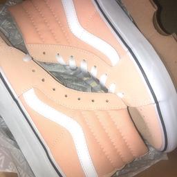 Women’s vans trainers
Brand new never been worn
Colour peach and white
Size 7
