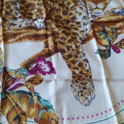 foulard dai colori stupendi in pura seta originale con etichetta....pari al nuovo