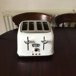 In excellent condition delonghi 4 slice toaster in beautiful white with diamond design need a quick sale . No offers please as priced to sell all functions visible in photos. Thanks