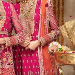 This is a beautiful pink wedding three piece suit
Full of gold embroidery all over it. It comes with a net dubata with beautiful a border all over. It also has got a jamawar garara , worn just for 2 hours at a wedding.
Condition: good
Uk size/ medium/ large