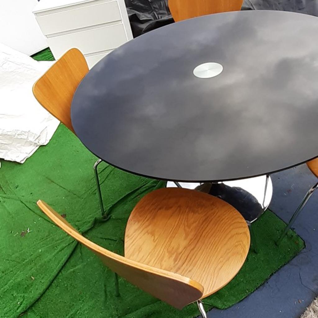 black dining round table and 4 chairs for sale.
the table is in very good condition and the chairs have some little sign of wear.
£100 for the set.
Buyer to collect from Se18 area.
I also have a driver available to deliver to your address with a fees .
Quote depend on your postcode .