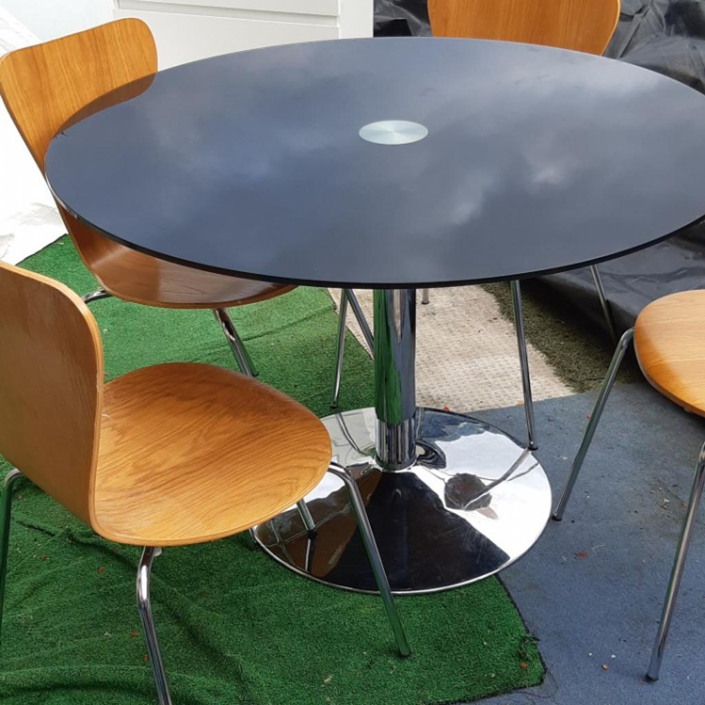 black dining round table and 4 chairs for sale.
the table is in very good condition and the chairs have some little sign of wear.
£100 for the set.
Buyer to collect from Se18 area.
I also have a driver available to deliver to your address with a fees .
Quote depend on your postcode .