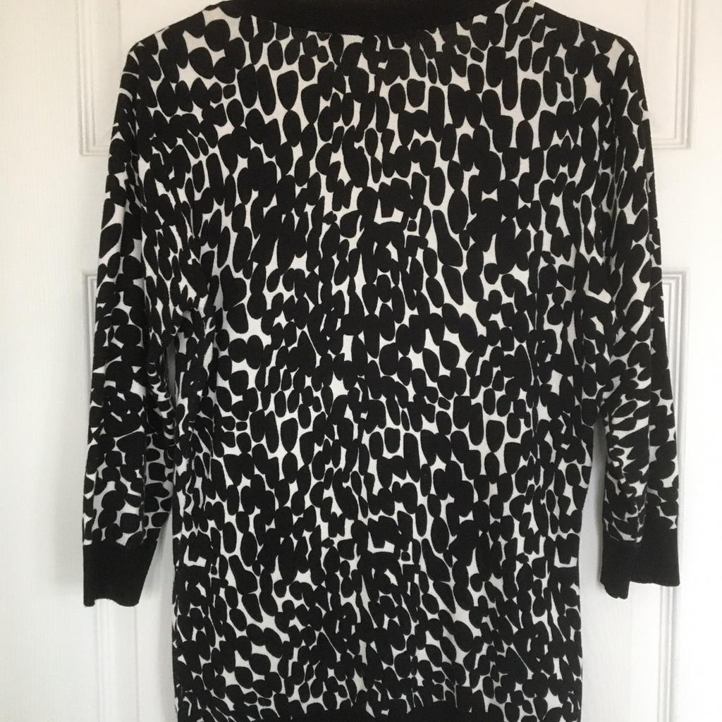 Stunning black & White spotty slinky long 3/4 sleeve cardigan / jumper with pockets
Size 14 but is stretchy so would fit a size larger
This has a fab slinky feel to it.
Selling for my mum
Fab condition