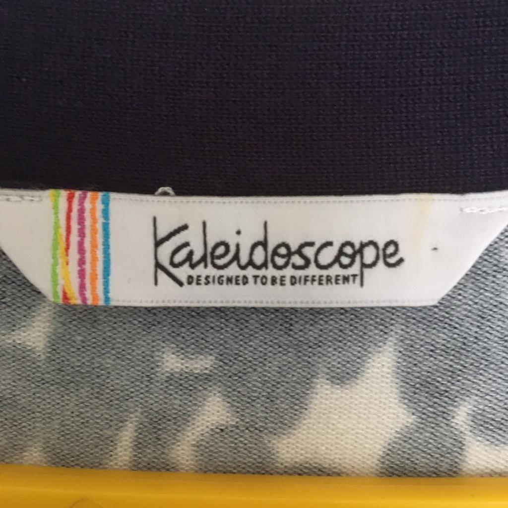 Fab kaleidoscope slinky feel cardigan/ jumper
Long 3/4 sleeve cardigan/ jumper buttons un fasten . Two pockets
Size 14 but stretchy so would probably fit a 14 - 16
Selling for my mum
In good condition
