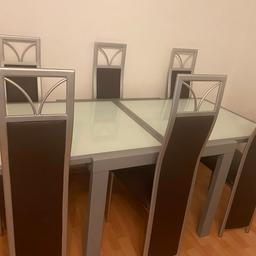 Esstisch aus Glas. Stühle sind braun (Kunstleder)
Ausziehbar auf Wunsch für 4 oder 6 Personen

Abholung in rüdesheim
