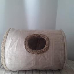 only a wk old cat wont use  crinkle material fur lined with peep hole