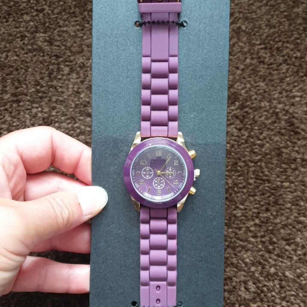 Dorothy Perkins watch.
Brand New.
Worth £15.
The battery has stopped working so it will need a new one.
All plastic covers and seal are still in place.