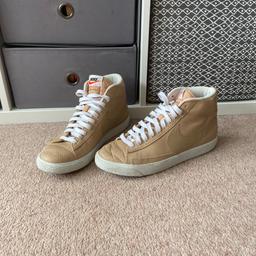 Men’s beige Nike trainers 
Size UK 7

Hardly worn as can tell by soles on the feet 

My partner bought these in Florida & he now doesn’t wear them.

Immaculate condition

Post only 📮