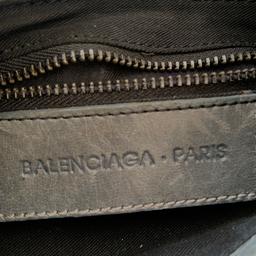 Grey leather Vintage Balenciaga cross body bag
From the early day’s of the company
Very rare
Signs of wear
Definitely a bargain , value will go up !
#balenciaga #vintage #leather #grey
—————————————
Balenciaga leather grey stone grey
Lv luxury vintage Louis Vuitton Dior Ignore Tommy Hilfiger chanel