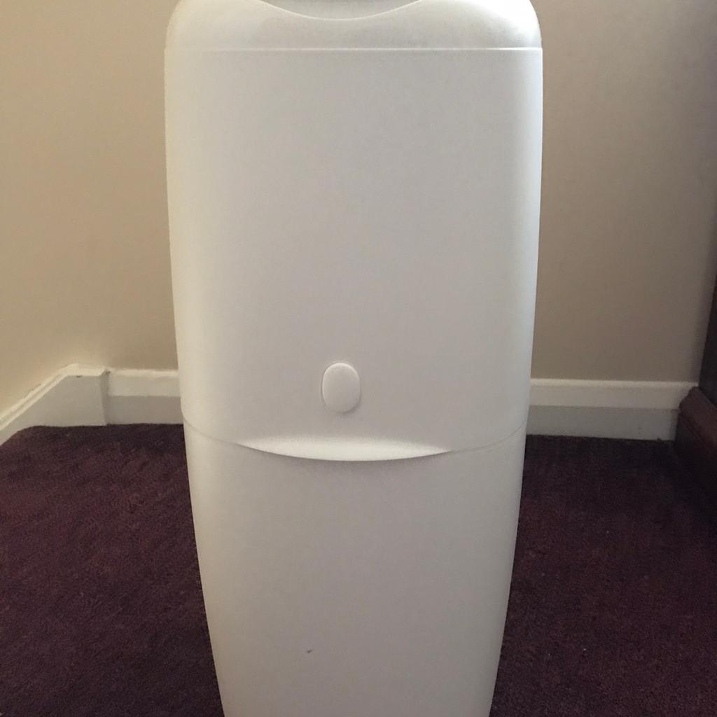 Bathtub and Nappy bin.( only bin no refills ) . Bin only 1 week used. Both are good condition. £5 each.Smoke and pet free home collection from Glasgow . Thanks