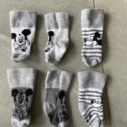 Verkaufe 3 Paar Socken in grau weiß von Disney. 
Größe 11-14
oft getragen, daher leichte Gebrauchsspuren vom waschen. 
Gegen Aufpreis auch gerne Versand 
Keine Garantie, da Privatverkauf