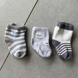Verkaufe 3 Paar Socken in grau beige weiß 
Größe 12-14
oft getragen, daher leichte Gebrauchsspuren vom waschen. 
Gegen Aufpreis auch gerne Versand 
Keine Garantie, da Privatverkauf