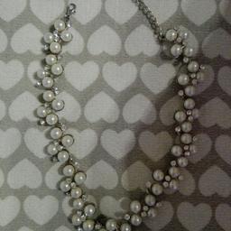 Bellissima collana Denny Rose con perle e brillantini.Modello girocollo