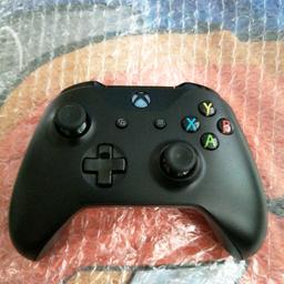 This is a Xbox 1 controller 
In excellent condition
Comes with brand new grips