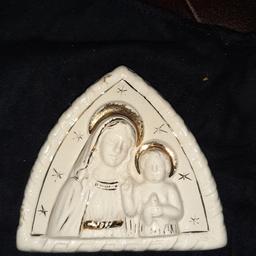 vendo un quadretto da muro rappresentato madonna e Gesù in ceramica, spedisco