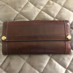 Brown leather Gucci purse popper at front are strong but the one at the back tends to open the size is 19x10cm buyer collects