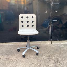 Office computer chair in good condition with caster wheels for easy moving around. Also has hydraulic lever for adjusting chair up and down.
Bargain 
Collection only