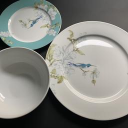 Set of kitchen plates:
4 Dinner Plates
4 Side Plates
3 Bowls