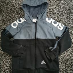 ADIDAS Zip Up Tracksuit Top HOOD JACKET 7-8 Years.

Condition is Used.

Good Condition

From smoke free and pet free home.